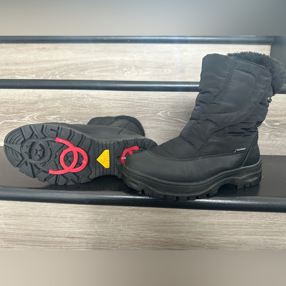 Winter snow boots size 7 with anti slippery patented system, waterproof